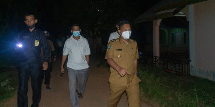 Hingga Malam Wabup Lingga Blusukan