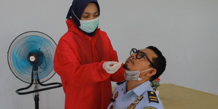 Kantor Imigrasi Kelas II Non TPI Dabo Singkep lakukan Pemeriksaan SWAB Antigen secara berkala
