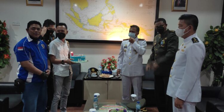 HUT TNI Ke – 76, PWI Lingga Beri Kejutan Kue Ulang Tahun