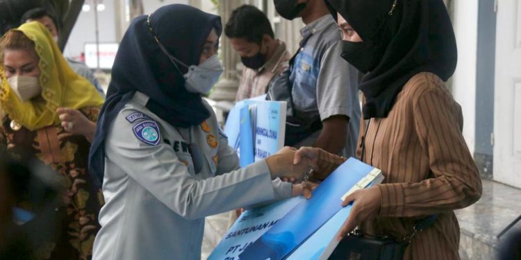Wujud Manifestasi Negara, Jasa Raharja Serahkan Santunan Korban Kecelakaan Bus di Magetan