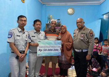 Jasa Raharja Kepri Serahkan Santunan Korban Kecelakaan Truk Fuso di Tiban