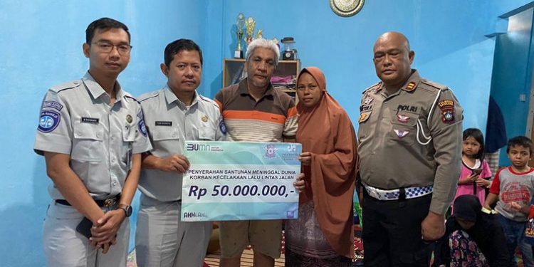 Jasa Raharja Kepri Serahkan Santunan Korban Kecelakaan Truk Fuso di Tiban