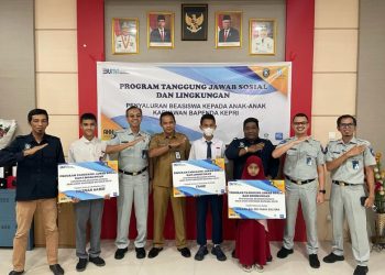 Jasa Raharja Kepri Serahkan Beasiswa Kepada Anak Karyawan Bapenda Kepulauan Riau