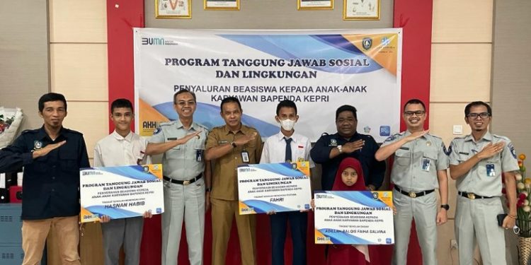 Jasa Raharja Kepri Serahkan Beasiswa Kepada Anak Karyawan Bapenda Kepulauan Riau