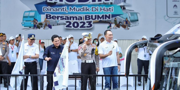 Menteri BUMN Bersama Menteri Perhubungan Lepas Ribuan Pemudik BUMN dari GBK