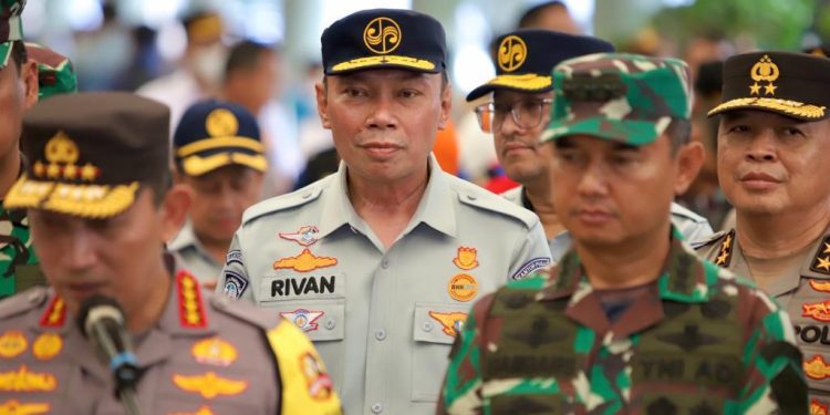 Rivan A Purwantono Bersama Menhub dan Kapolri Tinjau Pelaksanaan Mudik di Stasiun Pasar Senen