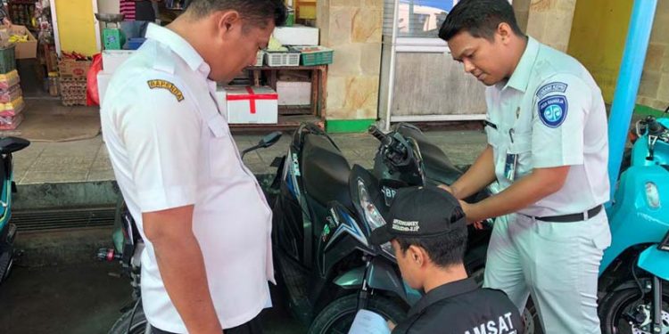 Jasa Raharja Kepri Lakukan Pemberian Tagihan Pajak Kendaraan Bermotor di Pasar Mutiara Tanjung Batu Kundur