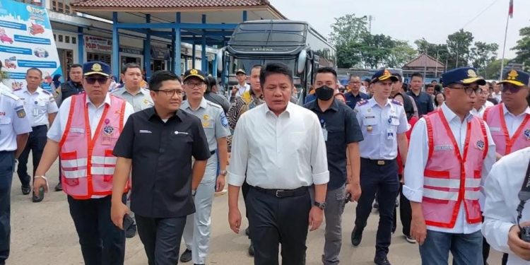Direktur Hubungan Kelembagaan Jasa Raharja Bersama Menteri Perhubungan Cek Kondisi Arus Balik Lebaran 2023 di Sumatera Selatan