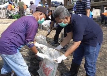 Pantai Tercemar, Jasa Raharja Kepri Turut Serta Bersih Pantai Kampung Melayu
