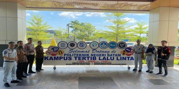Jasa Raharja Kepri Serahkan Bantuan Papan Rambu Kampus Tertib Lalu Lintas Ke Politeknik Negeri Batam