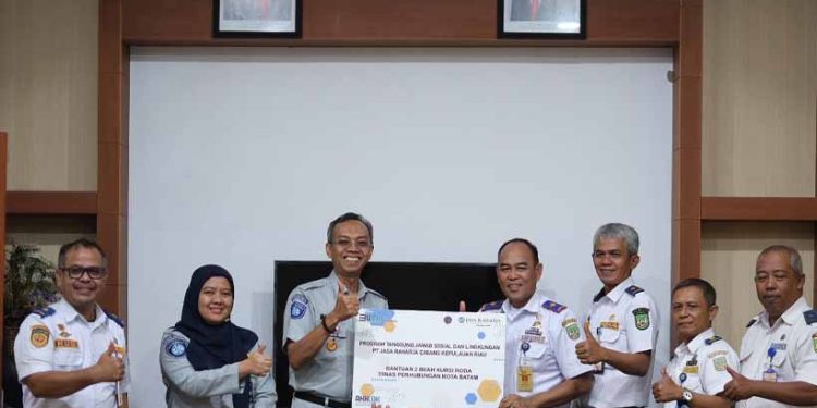 Jasa Raharja Kepri Beri Sarana Kursi Roda Ke Dinas Perhubungan Kota Batam