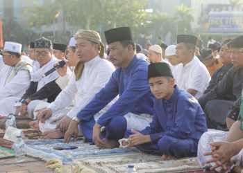 Rudi dan Marlin Salat Idul Fitri di Dataran Engku Putri
