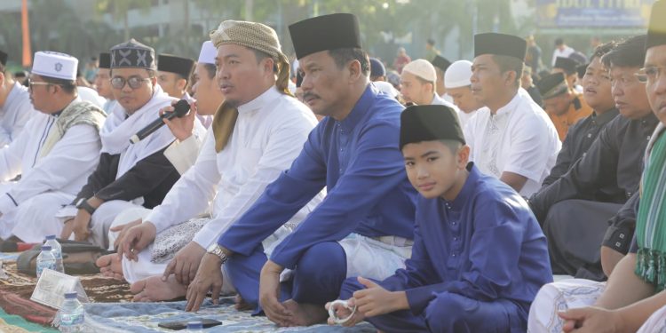 Rudi dan Marlin Salat Idul Fitri di Dataran Engku Putri