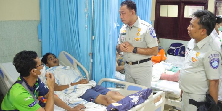 Lakukan Kunjungan ke Rumah Sakit, Rivan A. Purwantono Pastikan Korban Kecelakaan Terlayani dengan Baik