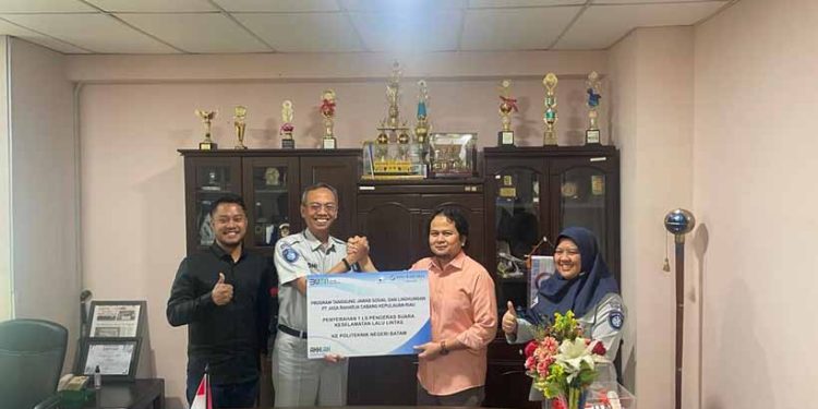 Jasa Raharja Kepri Serahkan 1 Unit Pengeras Suara Keselamatan Lalu Lintas Ke Politeknik Negeri Batam