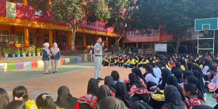 Sinergitas Jasa Raharja Kepri Dan BPJS Kota Batam Sosialisasi Keselamatan Berkendara di SMKN 2 Kota Batam
