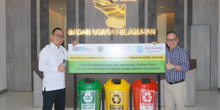 Jasa Raharja Kepri Serahkan 10 Unit Tempat Sampah Ke Badan Usaha Pelabuhan BP Batam