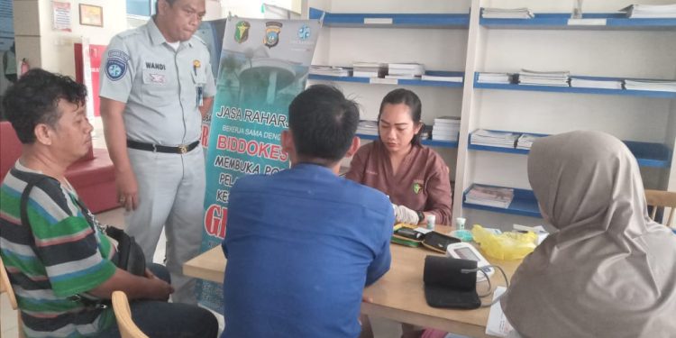 Jasa Raharja dan Tim Samsat Kepri Berikan Layanan Kesehatan untuk Program Pemutihan Pajak Kendaraan