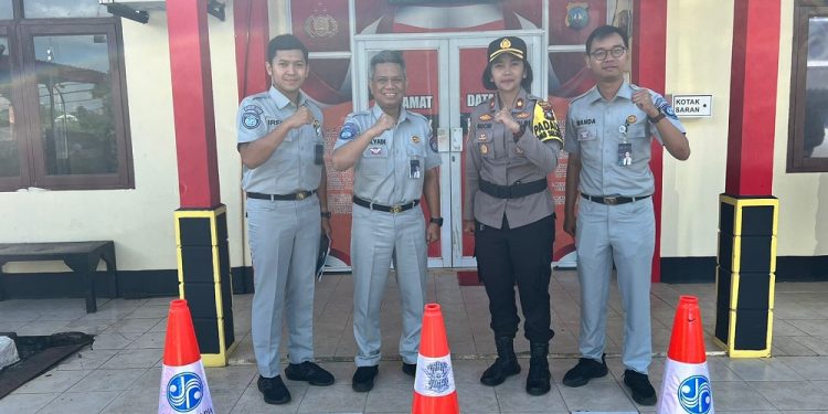 Sinergitas Melayani Masyarakat, Jasa Raharja Kepri Serahkan Sarana Pencegahan Kecelakaan Kepada Polsek Nongsa Batam