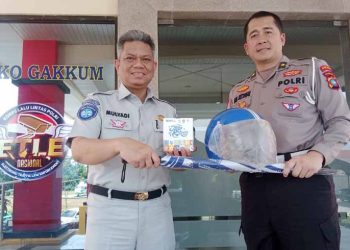 Tekan Fatalitas Laka Lantas, Jasa Raharja Kepri Serahkan Unit Helm Kepada Polda Kepri