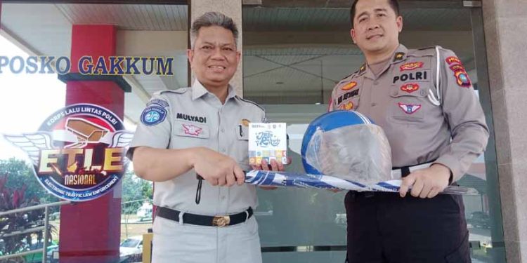 Tekan Fatalitas Laka Lantas, Jasa Raharja Kepri Serahkan Unit Helm Kepada Polda Kepri