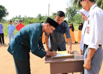 Kepala SMAN 1 Kepulaun Posek Lantik Pengurus Osis Periode 2024-2025