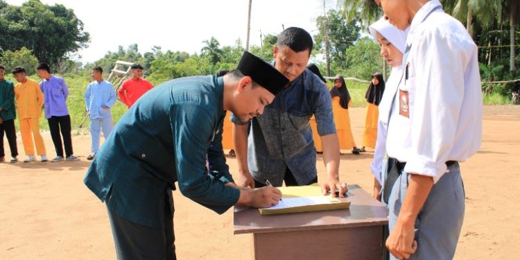 Kepala SMAN 1 Kepulaun Posek Lantik Pengurus Osis Periode 2024-2025