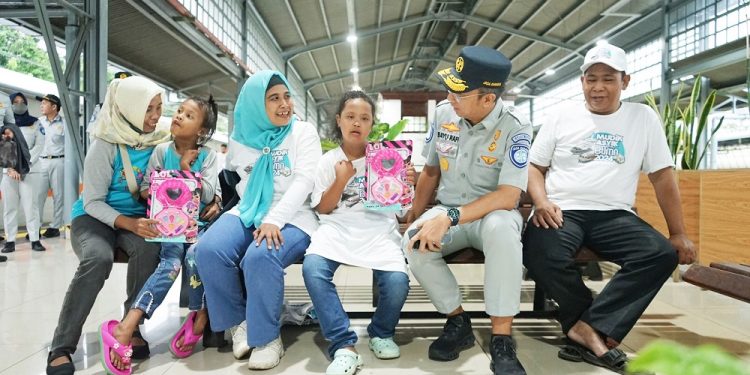 Jasa Raharja Berangkatkan Disabilitas Peserta Mudik Gratis Moda Kereta Api dari Stasiun Senen