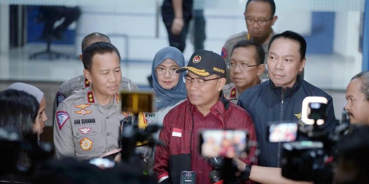 Menko PMK, Kakorlantas, dan Dirut Jasa Raharja Pantau Arus Mudik dari Command Center KM 29 Tol Jakarta-Cikampek