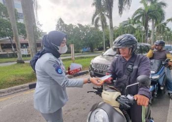 Jasa Raharja Kepri Lakukan Penyebaran Brosur UU No 22 Pasal 74 Tahun 2009 di Alun-alun Batam
