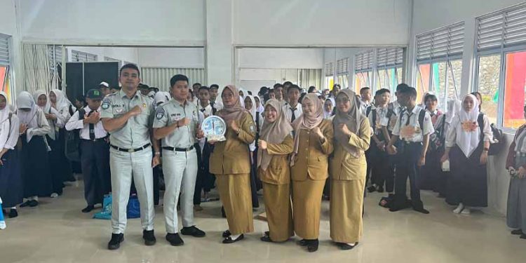 Jasa Raharja Kepri Lakukan PPKL Bersama Siswa dan Dewan Guru SMA 21 Kota Batam
