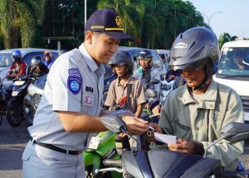 Jasa Raharja Kepri Lakukan Penyebaran Brosur UU No 22 Pasal 74 Tahun 2009 di Simpang Kepri Mall