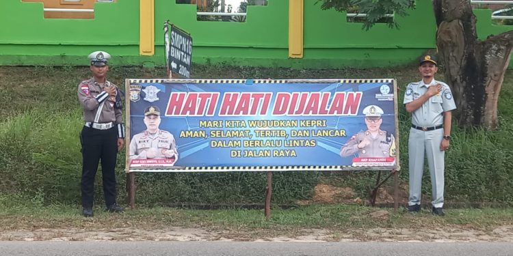 Sinergi Jasa Raharja Tanjungpinang Bersama Satlantas Polres Bintan Turunkan Angka Kecelakaan Melalui Pemasangan Spanduk Himbauan Keselamatan