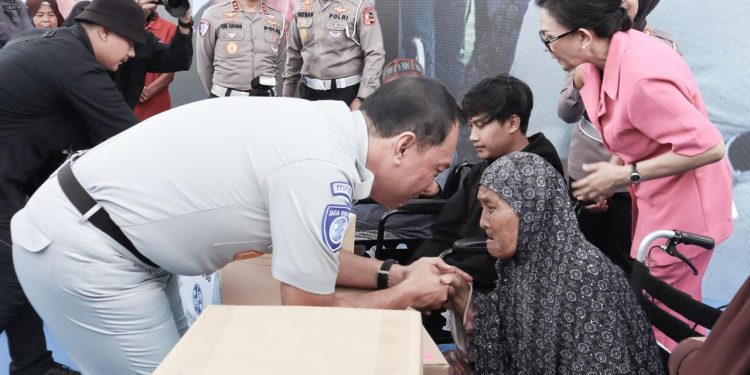 Peringati HUT ke-69 Lalu Lintas Bhayangkara, Korlantas Polri Bersama Jasa Raharja Gelar Bakti Sosial di Kuningan Jawa Barat