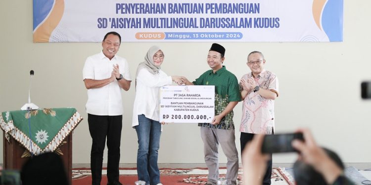 Dukung Pembangunan Bangsa, Jasa Raharja Serahkan Bantuan untuk Pembangunan SD Aisyiyah Multilingual Darussalam Kudus