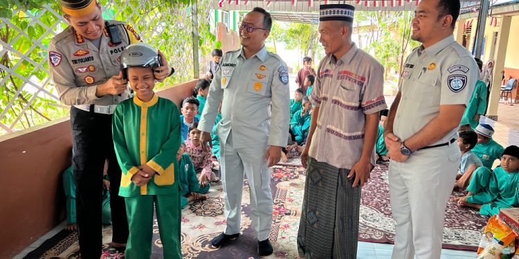 Jasa Raharja dan Ditlantas Polda Kepri Serahkan Bantuan 40 Helm kepada Generasi Muda Sebagai Safety Preventif Action