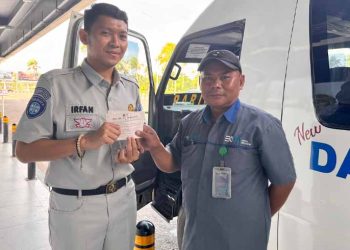 Kurangi Risiko Kecelakaan Angkutan Umum, Jasa Raharja Kepri Pasang Practical Guidance pada Bus Bandara Hang Nadim