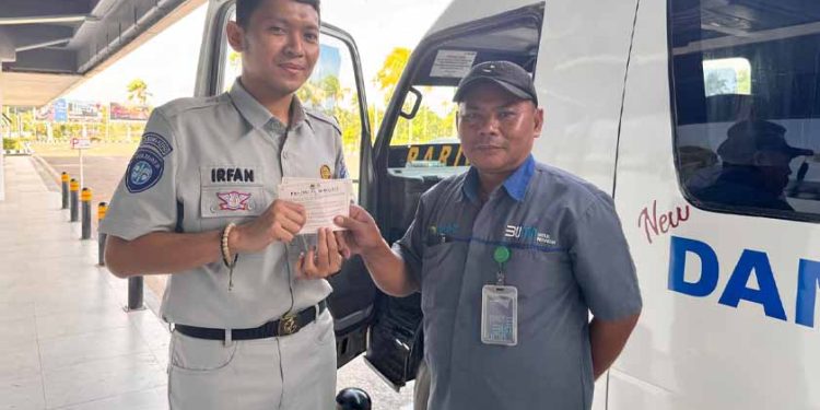 Kurangi Risiko Kecelakaan Angkutan Umum, Jasa Raharja Kepri Pasang Practical Guidance pada Bus Bandara Hang Nadim