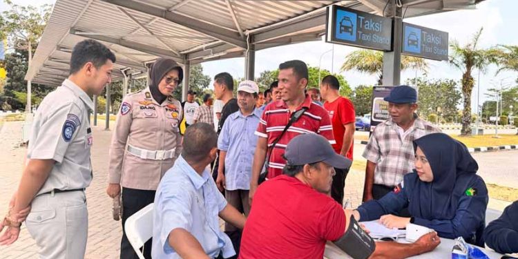 Jasa Raharja Kepri Buka Layanan Kesehatan Gratis dan Sosialisasi Kelamatan kepada pengemudi taxi di Bandara Hang Nadim