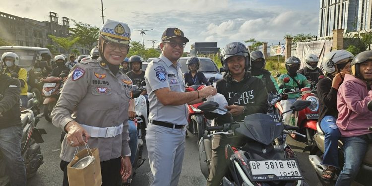 Kolaborasi Jasa Raharja dan Ditlantas Polda Kepri Gelar Aksi Keselamatan dan Berbagi Takjil di Simpang Frengky