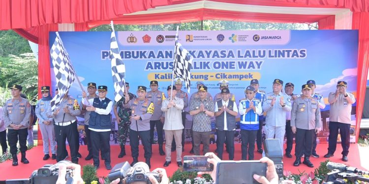 Kapolri Resmikan One Way Nasional di KM 414 Kalikangkung untuk Arus Balik Idulfitri 2025 yang Aman