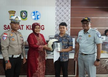 Peringatan Hari Keselamatan Transportasi 2025, Jasa Raharja Tanjungpinang Bagikan Helm di Samsat Kijang