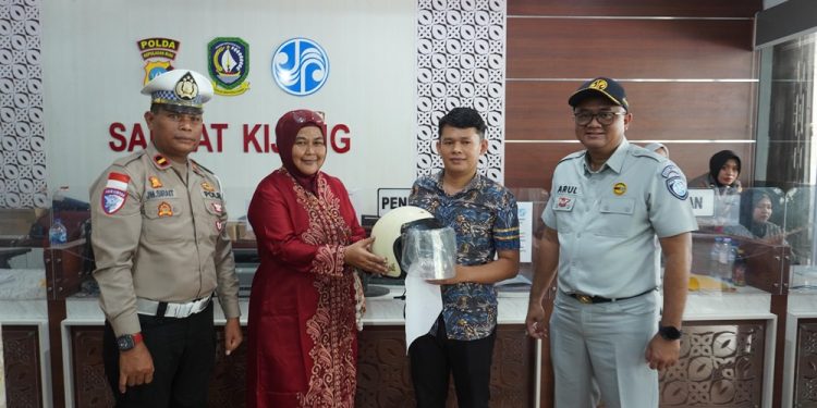 Peringatan Hari Keselamatan Transportasi 2025, Jasa Raharja Tanjungpinang Bagikan Helm di Samsat Kijang