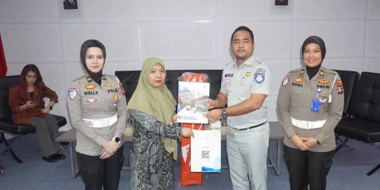Jasa Raharja Kepri Serahkan Bantuan Lingkungan Keselamatan kepada Politeknik Negeri Batam