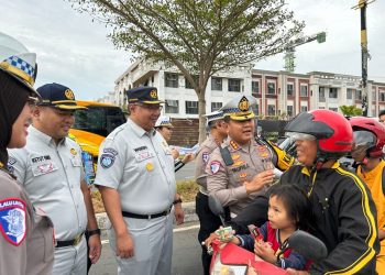 Aksi Simpatik Ops Keselamatan Seligi 2026, Ditlantas Polda Kepri dan PT Jasa Raharja Bagikan Helm di Simpang Kara Batam Kota