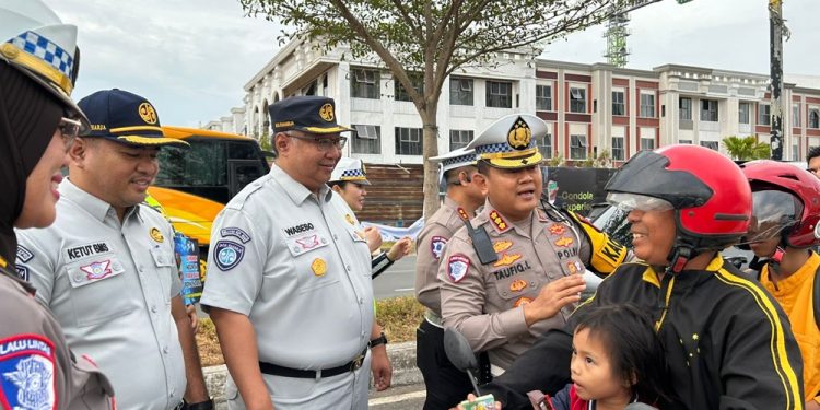 Aksi Simpatik Ops Keselamatan Seligi 2026, Ditlantas Polda Kepri dan PT Jasa Raharja Bagikan Helm di Simpang Kara Batam Kota