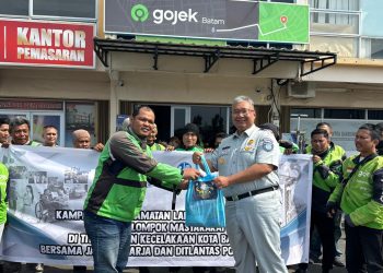 Ditlantas Polda Menyapa Bersama Jasa Raharja Kepri, Driver Gojek Batam Terima Pemeriksaan Kesehatan Gratis dan Bansos