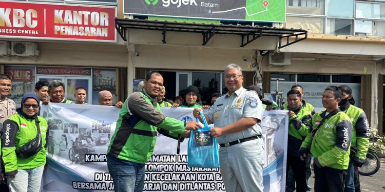 Ditlantas Polda Menyapa Bersama Jasa Raharja Kepri, Driver Gojek Batam Terima Pemeriksaan Kesehatan Gratis dan Bansos