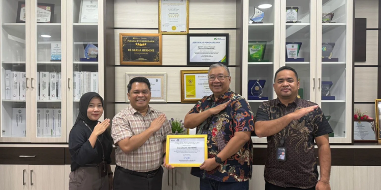 Jasa Raharja Kepri Serahkan Penghargaan Kualitas Layanan Rumah Sakit kepada Direktur RS. Graha Hermin Batam