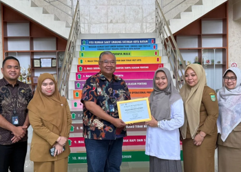 Jasa Raharja Kepri Serahkan Penghargaan Kualitas Layanan Rumah Sakit kepada Direktur RSUD Embung Fatimah